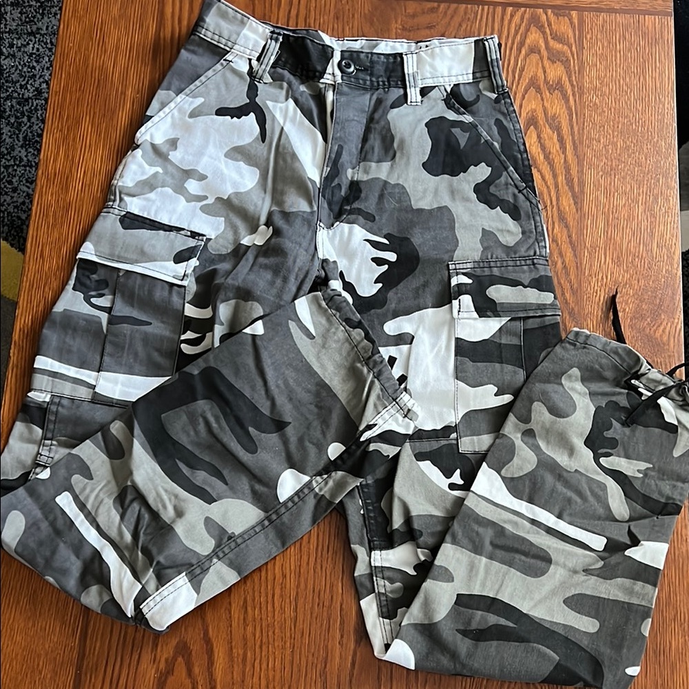 Women’s Size XS Camouflage Cargo Pants